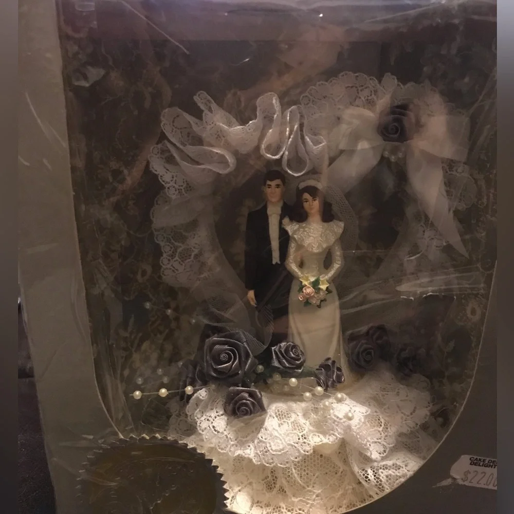 Wearing cake ornament (vintage) in box